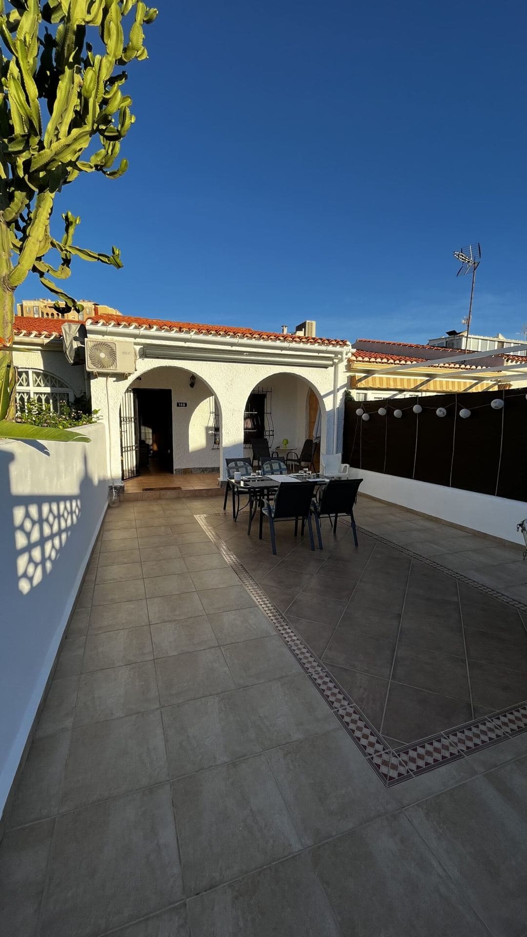 Sonnige Terrasse des Ferienhauses mit Essplatz
